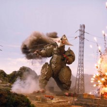 Una scena del film Monster X Strikes Back: Attack the G8 Summit!