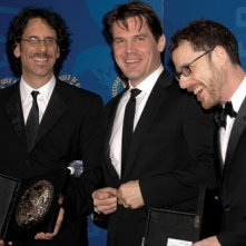 DGA 2008: Joel e Ethan Coen festeggiano con Josh Brolin la vittoria per la miglior regia