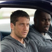 Gerard Butler e Idris Elba in una sequenza del film RocknRolla