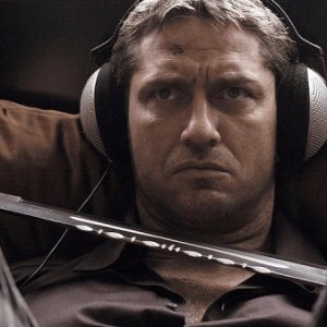 Gerard Butler in una sequenza di RocknRolla