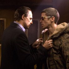 Mark Strong e Toby Kebbell in una sequenza del film Rocknrolla