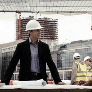 Mark Strong e Tom Wilkinson in una sequenza del film Rocknrolla