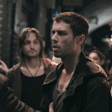 Toby Kebbell e Andy Linden in una scena del film Rocknrolla