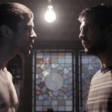 Toby Kebbell e Andy Linden in una sequenza del film Rocknrolla