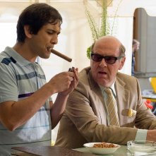 Jimi Mistry e Tom Wilkinson in una scena del film Rocknrolla