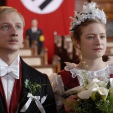 Ivan Barnev e Julia Jentsch in una scena del film I Served The King of England