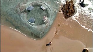 L'astronave aliena ritrovata sulle coste Africane; sulla sua superficie sono incisi il Corano e la Bibbia