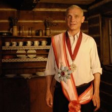 Oldrich Kaiser in una scena del film I Served The King of England