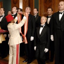 Una scena del film I Served The King of England