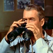 Gli occhi indiscreti di James Stewart in La finestra sul cortile