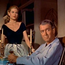 Grace Kelly e James Stewart in una scena di La finestra sul cortile (1954)