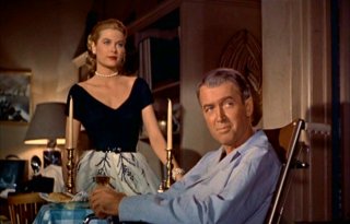 Grace Kelly e James Stewart in una scena di La finestra sul cortile (1954)