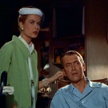 Grace Kelly e James Stewart in una scena di La finestra sul cortile