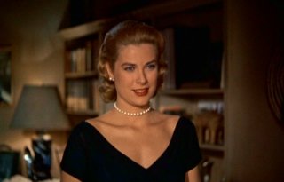 Grace Kelly in una scena di La finestra sul cortile