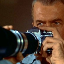 James Stewart con la sua macchina fotografica in La finestra sul cortile