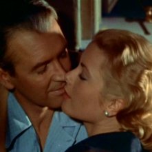 James Stewart e Grace Kelly in un momento di tenerezza in La finestra sul cortile