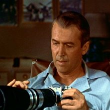 James Stewart prepara l'obiettivo in una scena di La finestra sul cortile