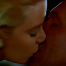 Un bacio appassionato tra Grace Kelly e James Stewart in La finestra sul cortile