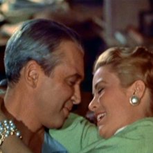 Un romantico momento tra James Stewart e Grace Kelly in La finestra sul cortile