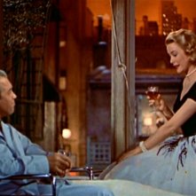 Una conversazione tra James Stewart e Grace Kelly in una scena di La finestra sul cortile