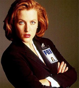 Gillian Anderson veste i panni dell'Agente Speciale Dana Scully, inseparabile compagna di Fox Mulder nella serie tv X-files