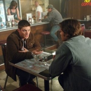 I fratelli Winchester, Jensen Ackles e Jared Padalecki, seduti a un caffè nell'episodio 'Lazarus rising' della quarta stagione di Supernatural