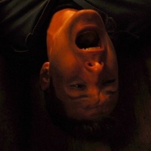 In primo piano Jensen Ackles in una scena particolarmente drammatica dell'episodio 'Lazarus rising' della serie Supernatural