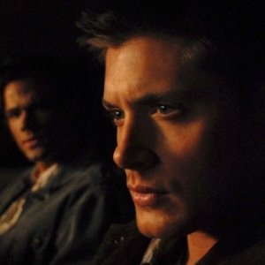 In primo piano Jensen Ackles, sullo sfondo Jared Padalecki, nell'episodio 'Lazarus rising' della quarta stagione di Supernatural