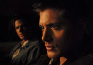In primo piano Jensen Ackles, sullo sfondo Jared Padalecki, nell'episodio 'Lazarus rising' della quarta stagione di Supernatural