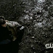 Jared Padalecki intepreta Sam, morto, tra le braccia di suo fratello Dean, Jensen Ackles, nella serie tv Supernatural, episodio: Si scatena l'inferno: parte 1