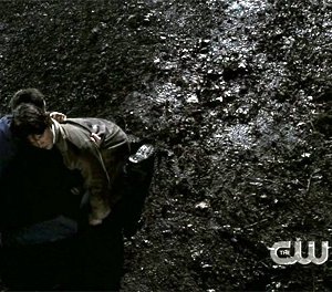 Jared Padalecki intepreta Sam, morto, tra le braccia di suo fratello Dean, Jensen Ackles, nella serie tv Supernatural, episodio: Si scatena l'inferno: parte 1