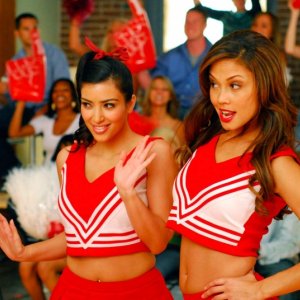 Kimberly Kardashian e Vanessa Minnillo in una scena del film Disaster Movie