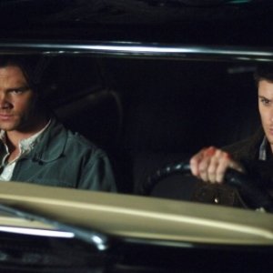Sam e Dean, Jared Padalecki e Jensen Ackles, a bordo dell'Impala nell'episodio 'Lazarus rising' della quarta stagione di Supernatural