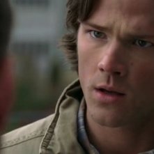 Sam Winchester interpretato da Jared Padalecki, discute con suo fratello Dean all'inizio dell'episodio 'Long-distance call' della serie Supernatural