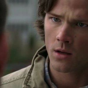 Sam Winchester interpretato da Jared Padalecki, discute con suo fratello Dean all'inizio dell'episodio 'Long-distance call' della serie Supernatural