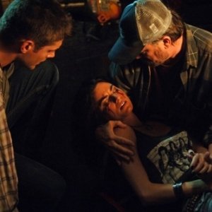 Traci Dinwiddie tra le braccia di Jim Beaver, insieme a Jensen Ackles nell'episodio 'Lazarus rising' della serie Supernatural