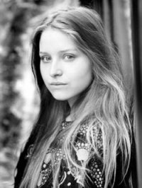 Una foto in bianco e nero di Jessie Cave