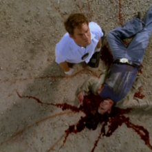 Dexter, interpretato da Michael C. Hall, si trova sulla scena di un crimine nell'episodio 'Lacrime di coccodrillo' della serie tv Dexter