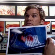 Dexter, interpretato da Michael C. Hall, nel suo laboratorio in una scena dell'episodio 'La prima volta' della serie tv Dexter