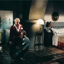 Giancarlo Giannini in una scena del film Terno Secco - Scenografia di Enzo De Camillis