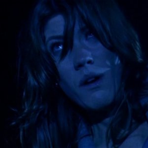 Jennifer Carpenter in una scena del finale della prima stagione di Dexter, episodio intitolato 'Nato libero'