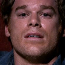 Michael C. Hall in un momento drammatico dell'episodio 'Bagno di sangue' della serie tv Dexter