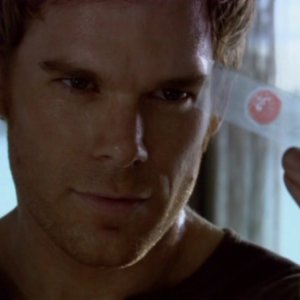 Michael C. Hall, nel ruolo di Dexter, mentre esamina delle prove nell'episodio pilota della serie Dexter