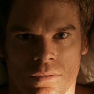 Michael C. Hall veste i panni di un serial killer nella serie tv Dexter, episodio: Waiting to Exhale