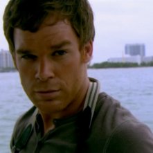 Michael C. Hall, nel ruolo del serial killer Dexter nella serie omonima, episodio: Amore in stile americano