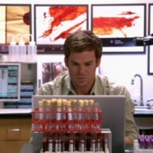 Michael C. Hall in un momento dell'episodio 'Strizzacervelli in busta' della serie tv Dexter
