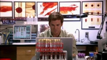 Michael C. Hall in un momento dell'episodio 'Strizzacervelli in busta' della serie tv Dexter