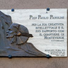 Targa commemorativa per i trent'anni della morte di Pier Paolo Pasolini, disegnata da Enzo De Camillis