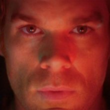 un intenso primo piano del serial killer Dexter, interpretato da Michael C. Hall nella serie tv Dexter, episodio 'La verita è svelata'