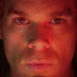 un intenso primo piano del serial killer Dexter, interpretato da Michael C. Hall nella serie tv Dexter, episodio 'La verita è svelata'